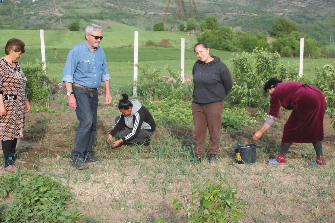 Rémy Robic, supervisant les plantations. Debout à droite, Kariné Barseghyan, cheffe de culture de la ferme.