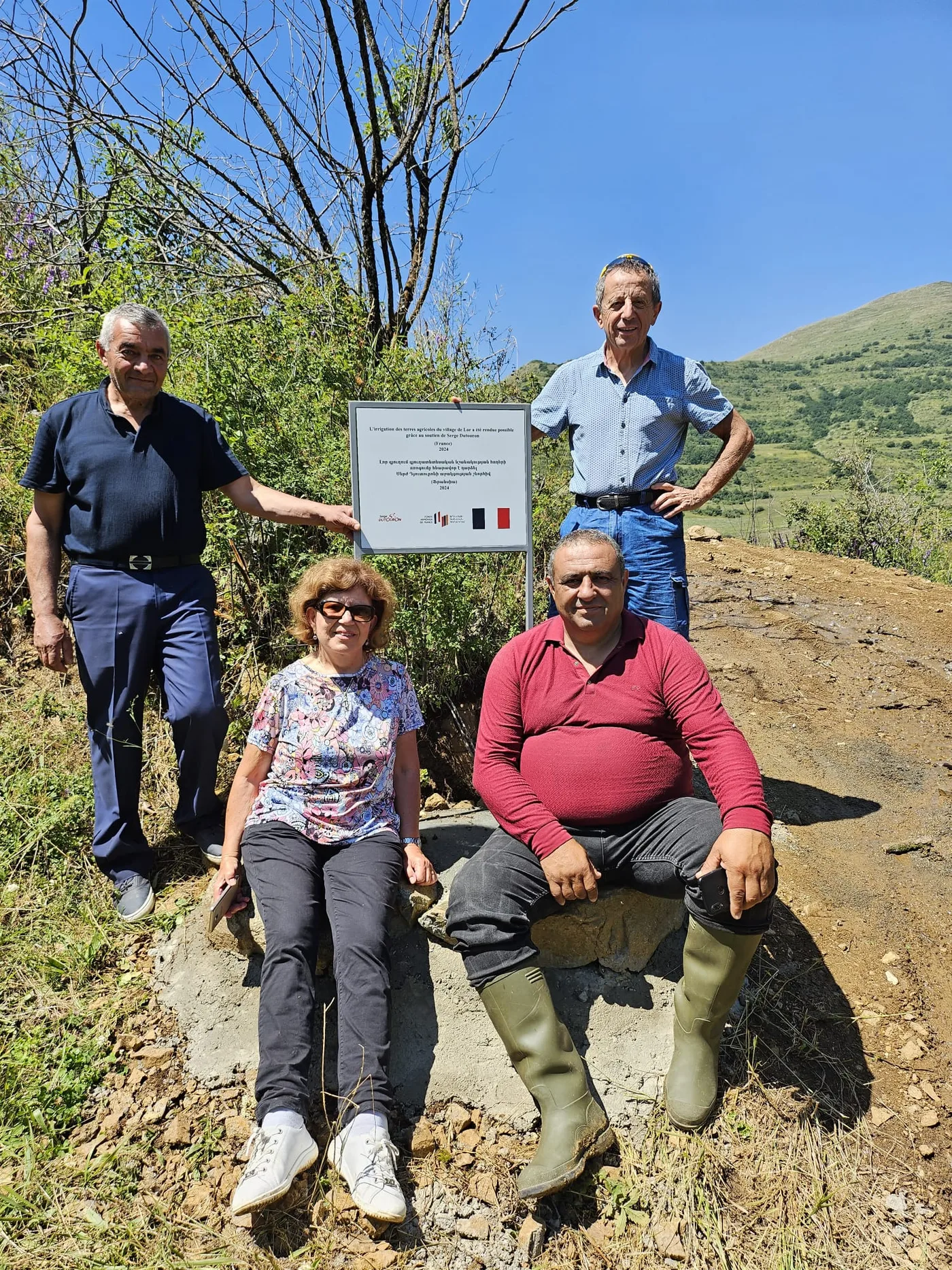 Les travaux d'irrigation du village de Lor ont été financés grâce au généreux don de Serge Dutouron (debout à droite) et de son épouse Marie-Josée (assise à gauche).