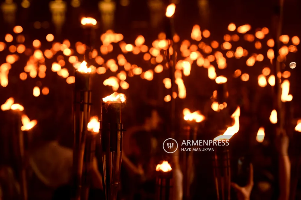 Procession aux flambeaux au mémorial de Tsitsernakaberd, à Erevan 23/04/2024.
