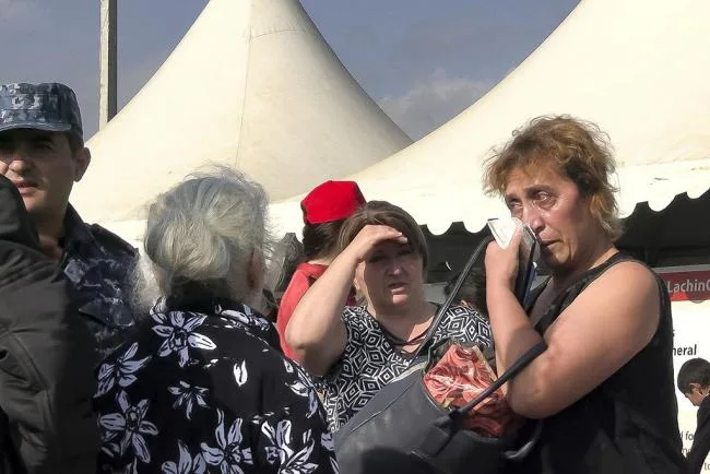 Des déplacés de l'Artsakh arrivant à Kornidzor, en Arménie. Crédit - AFP