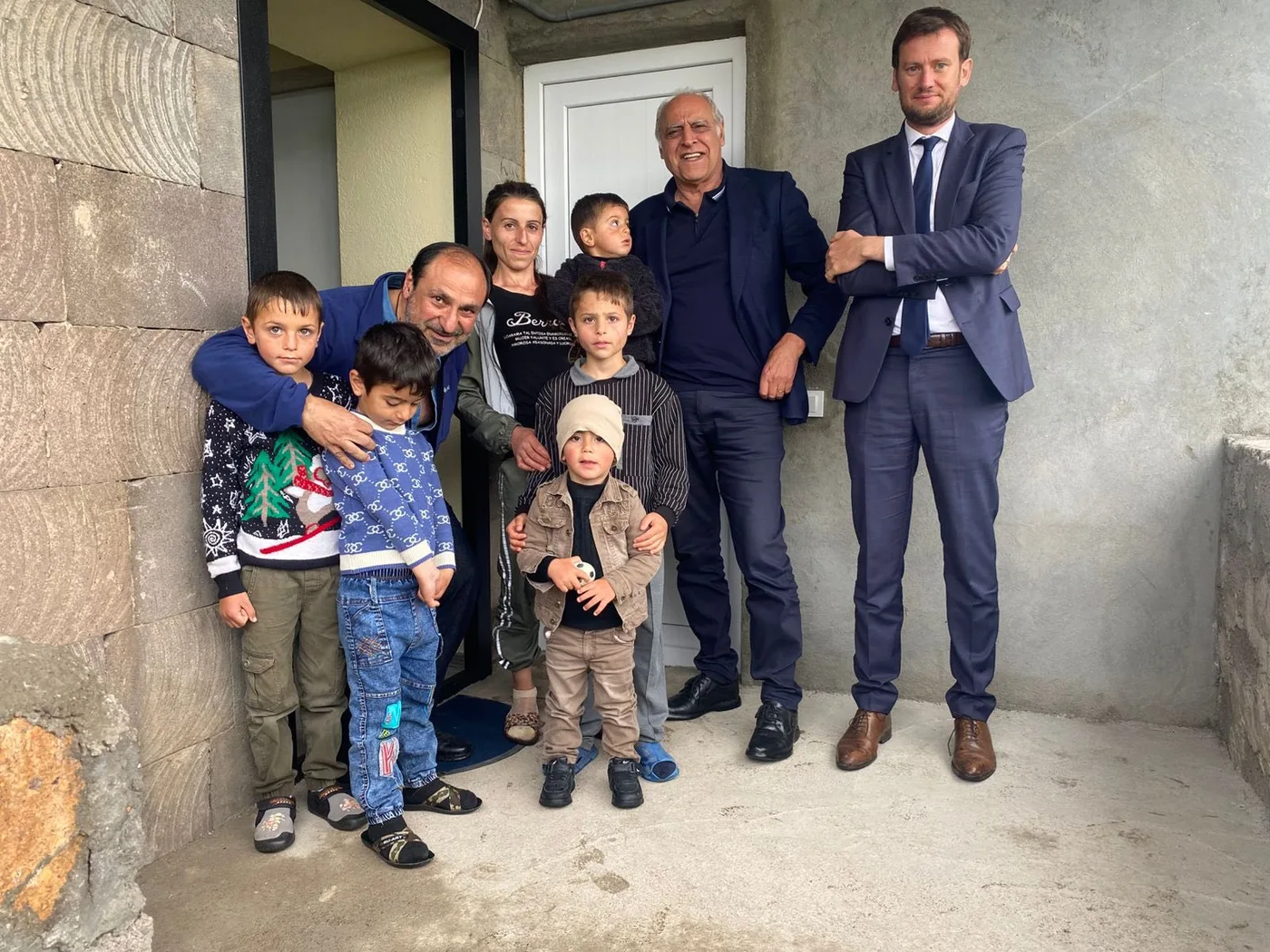 SYUNIK
Noravan

UNE MÈRE COURAGE ET SES CINQ ENFANTS

A l’occasion des 5e Assises de la coopération décentralisée, une délégation a rendu visite à Liana Amiryan, qui vit à Noravan avec ses cinq enfants. Son mari est mort  durant les accrochages de 2022 à la frontière avec l’Azerbaïdjan. La rénovation de sa maison a été financée par le Fonds Arménien d'Argentine et réalisée par Fonds Arménien de France. Une serre lui a aussi été donnée dans le cadre de ce partenariat. Liana vit de la vente des produits de son jardin, du lait de ses sept vaches et de sa pension de veuve de guerre.