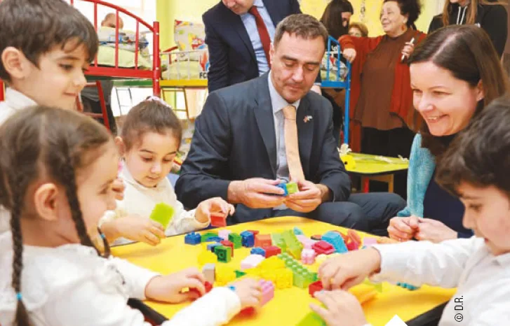 Christine Weigand, représentante de l'UNICEF en Arménie et Mariano Vergara, ancien ambassadeur d'Argentine, à l'école n°2 de Goris équipée par l'UNICEF.