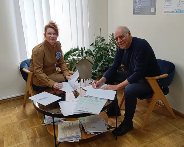 Souren Kévorkian, directeur du Fonds Arménien de France, et Nanna Skau, directrice et représentante du PAM en Arménie, paraphent l’accord de coopération.