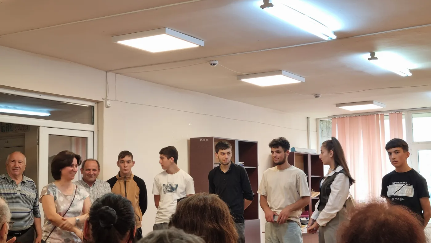 Margarit Poghosyan, directrice adjointe, entourée de certains membres du personnel et de certains élèves du lycée, lors de la rencontre avec les participants au voyage d'étude 2024 organisé par le Fonds Arménien de France.