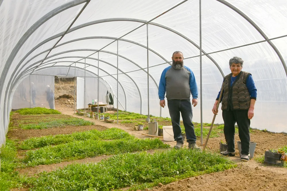 Koriun et sa mère, bénéfi ciaires d’une serre de 100 m2 et de semences à Karashen - Syunik.