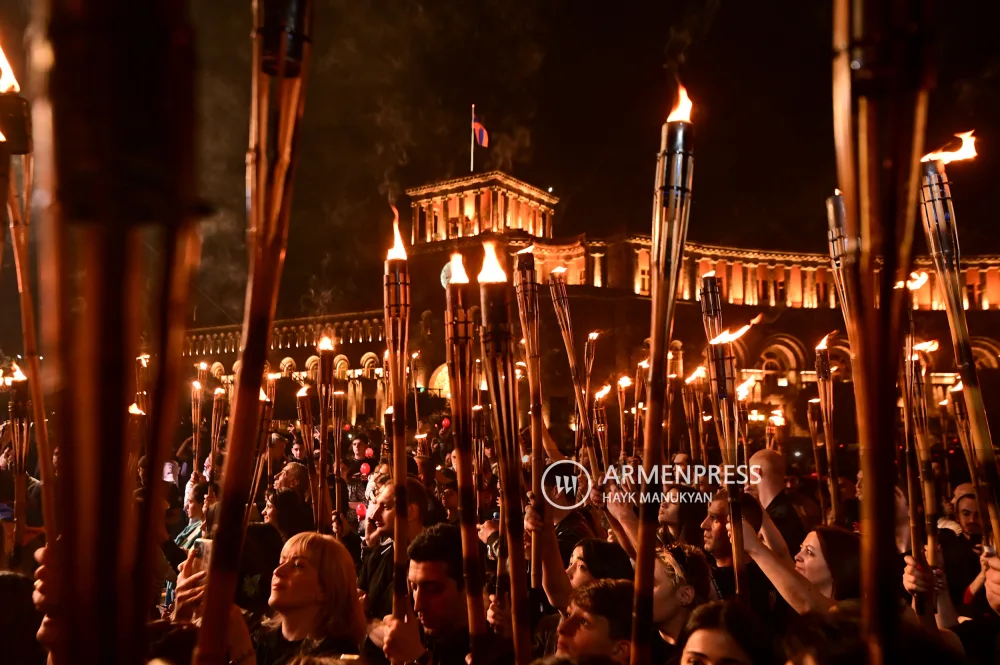 Procession aux flambeaux au mémorial de Tsitsernakaberd, à Erevan 23/04/2024.