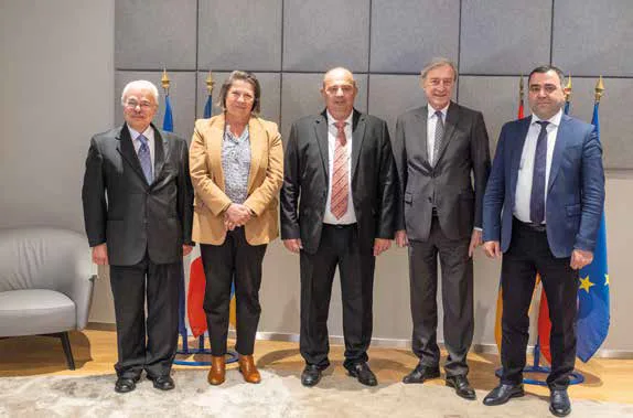 Réception de la délégation dans les locaux du CD92. De gauche à droite : Bédros Terzian, président du Fonds Arménien de France ; Marie-Laure Godin, vice-présidente du département des Hauts-de-Seine chargée des relations internationales ; Hayk Ghaloumyan, préfet de la région du Tavush ; Georges Siffredi, président du département des Hauts-de-Seine ; Narek Ghushchyan, vice-préfet de la région du Tavush.