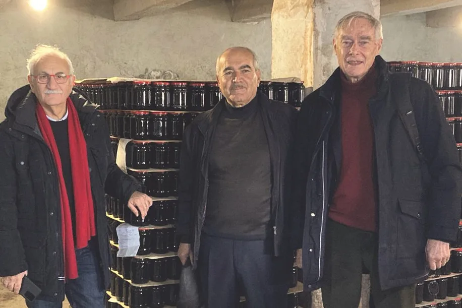 Michel Pazoumian et Alain Boinet en compagnie de Gricha Grigoryan (au centre) dirigeant de Meghri Cannery, producteur de jus de fruits et de confitures.