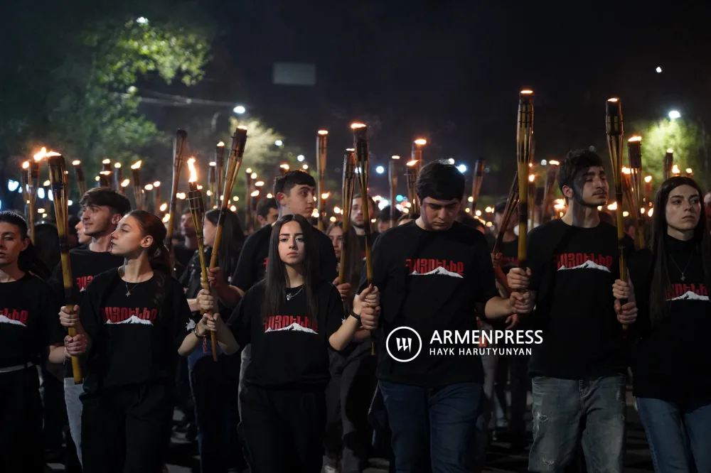 Procession aux flambeaux au mémorial de Tsitsernakaberd, à Erevan 23/04/2024.