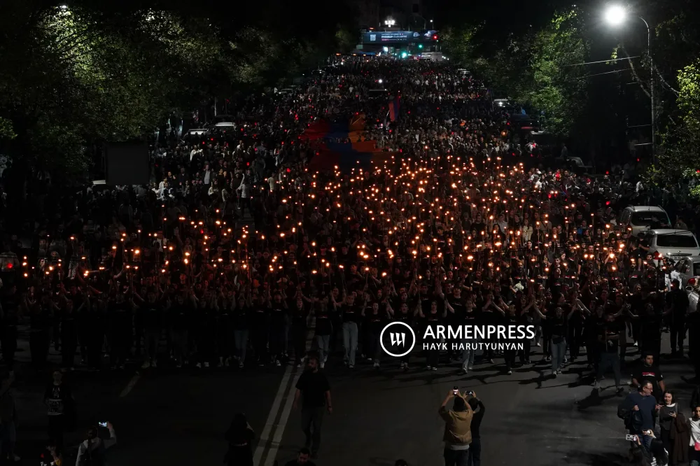 Procession aux flambeaux au mémorial de Tsitsernakaberd, à Erevan 23/04/2024.
