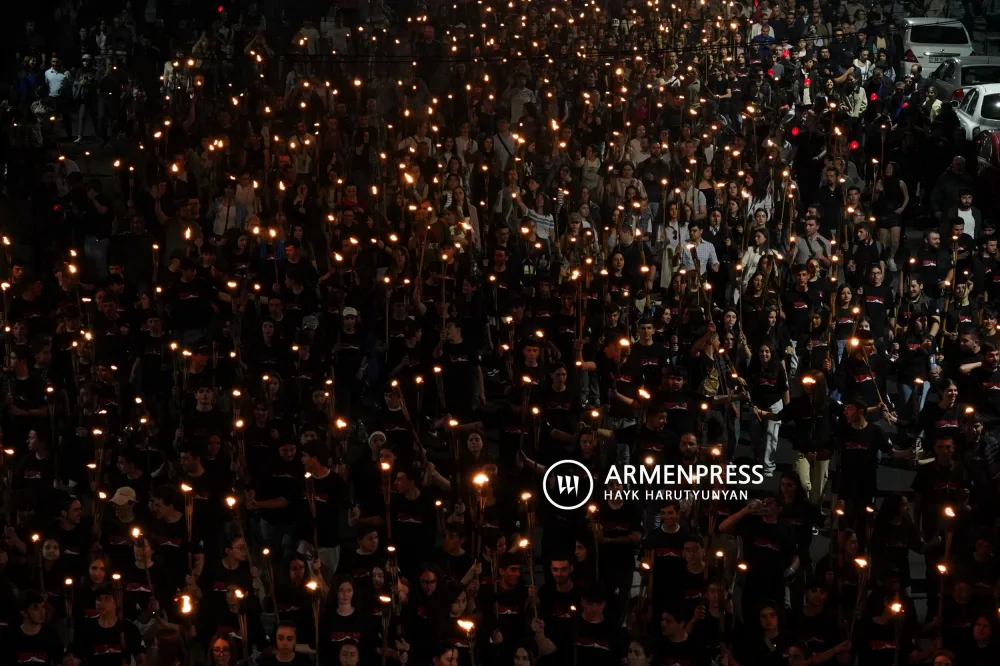 Procession aux flambeaux au mémorial de Tsitsernakaberd, à Erevan 23/04/2024.