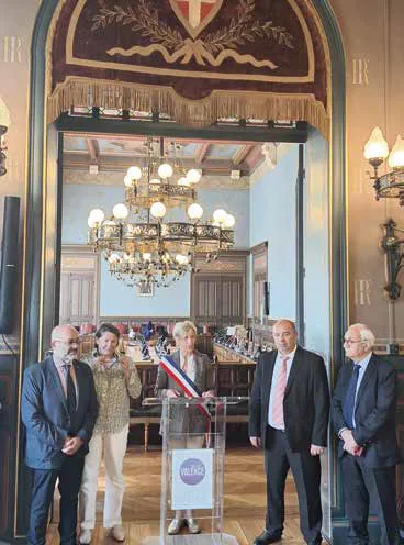 Réception de la délégation dans les locaux de la mairie de Valence (26). De gauche à droite : Georges Rastklan, adjoint à la mairie de Valence chargé du Tourisme ; Marie-Laure Godin ; Véronique Pugeat, 1ère adjointe à la ville de Valence et vice-présidente du département de la Drôme ; Hayk Ghalumyan
et Michel Pazoumian