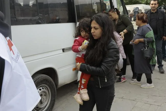 Des déplacés de l'Artsakh arrivant à Kornidzor, en Arménie. Crédit - AFP