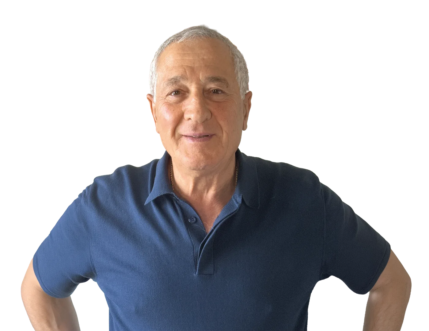Portrait d’Aram Djabourian, souriant, en polo bleu