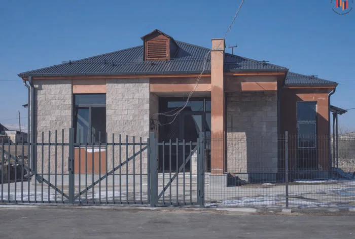 GEGHARKUNIK 
Lchap

UN NOUVEAU CENTRE DE SANTÉ À LCHAP

Le personnel du centre médical du village de Lchap, dans la région du Gegharkunik, est heureux de pouvoir exercer dans un bâtiment flambant neuf. Il sera équipé d'un petit laboratoire et de salles de consultation. Financé par le Fonds Arménien de Toronto et construit par le Fonds Arménien Mondial Hayastan, ce nouvel établissement aura une capacité d'accueil adaptée aux 1 000 habitants du village de Lchap et aux 4 000 habitants des deux communautés voisines.