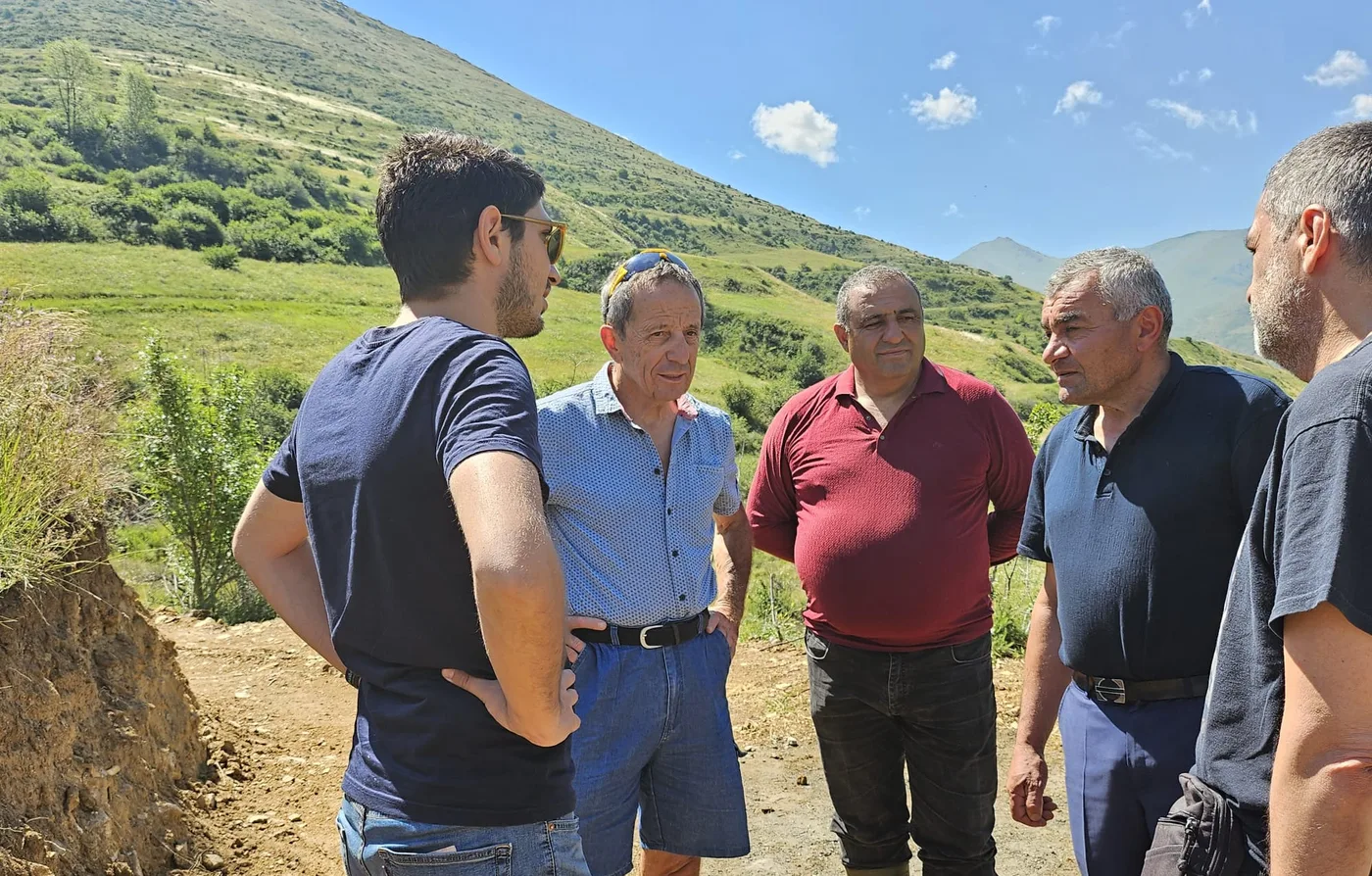 Discussion de Serge Dutouron avec l'équipe terrain du Fonds Arménien de France