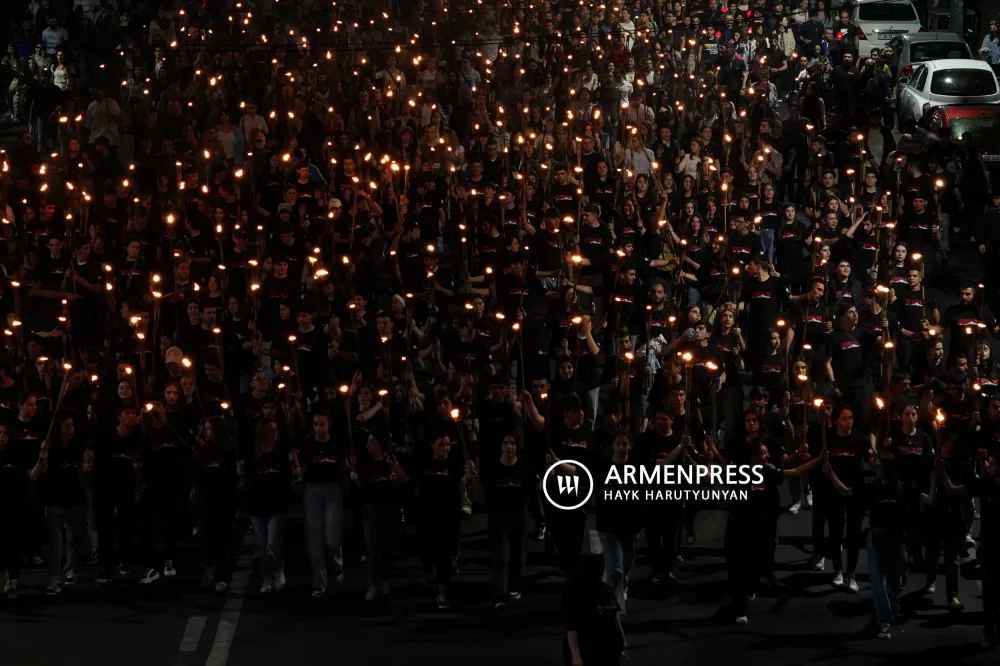 Procession aux flambeaux au mémorial de Tsitsernakaberd, à Erevan 23/04/2024.