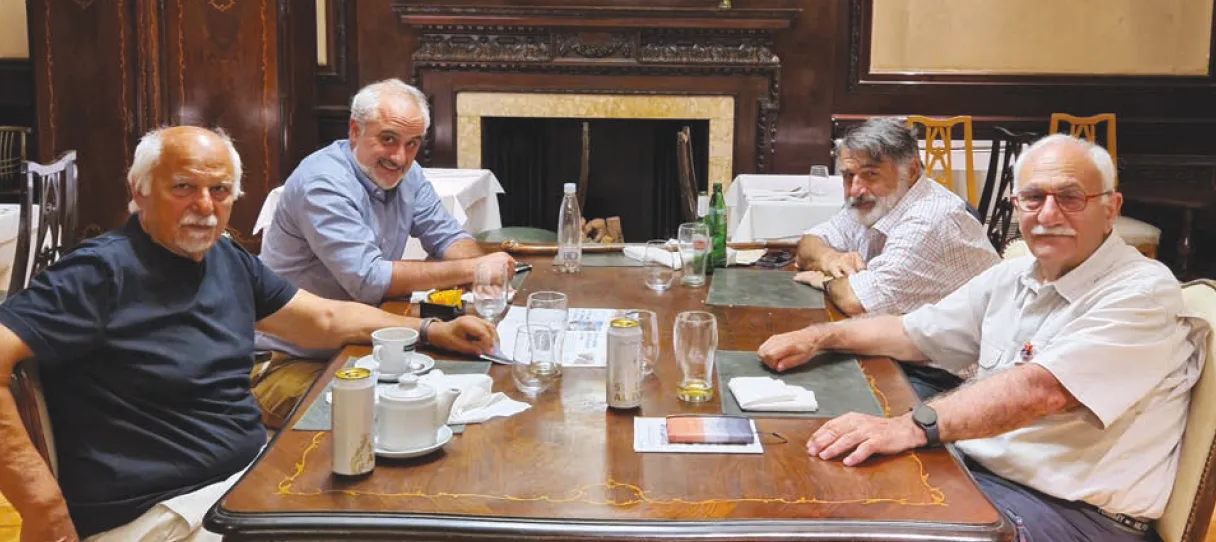 A gauche (arrière plan) Alex Kalpakian, président du Fonds Arménien argentin en compagnie de Kirkor Simsiroglu et Jorge Vartparonian, deux membres actifs de l’association et de Michel Pazoumian, à droite (premier plan).