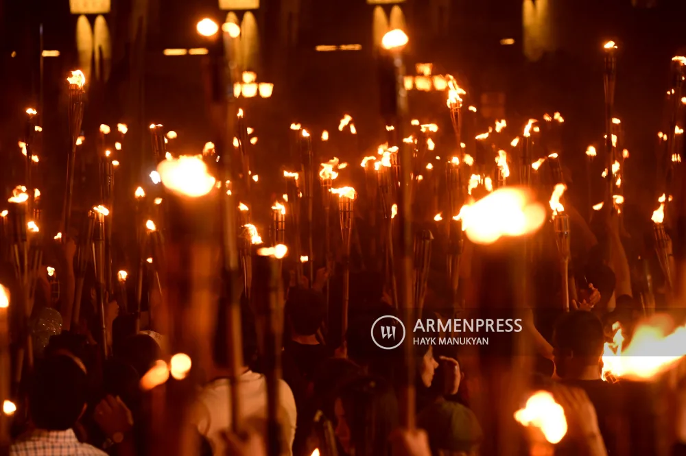 Procession aux flambeaux au mémorial de Tsitsernakaberd, à Erevan 23/04/2024.