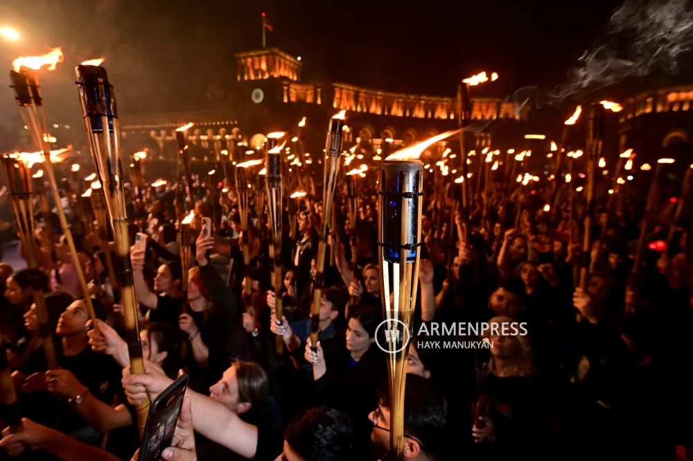 Procession aux flambeaux au mémorial de Tsitsernakaberd, à Erevan 23/04/2024.