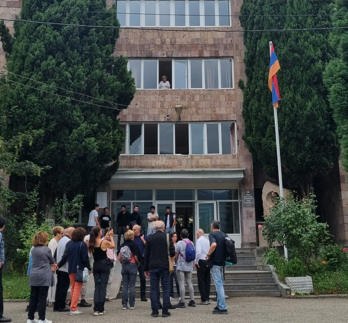Entrée du Lycée Patrick Devedjian, lors de la visite des donateurs dans le cadre du voyage d'étude (juin-juillet) 2024