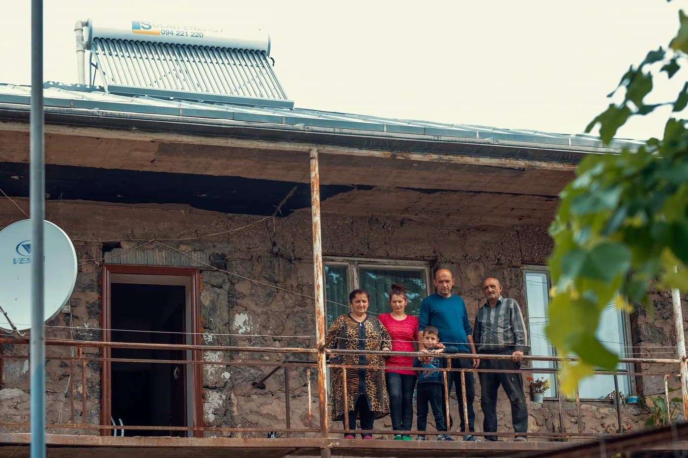 5 Famille Ayvazyan Beneficiaire Dun Chauffe Eau Solaire Lusadzor Photo David Banuchyan