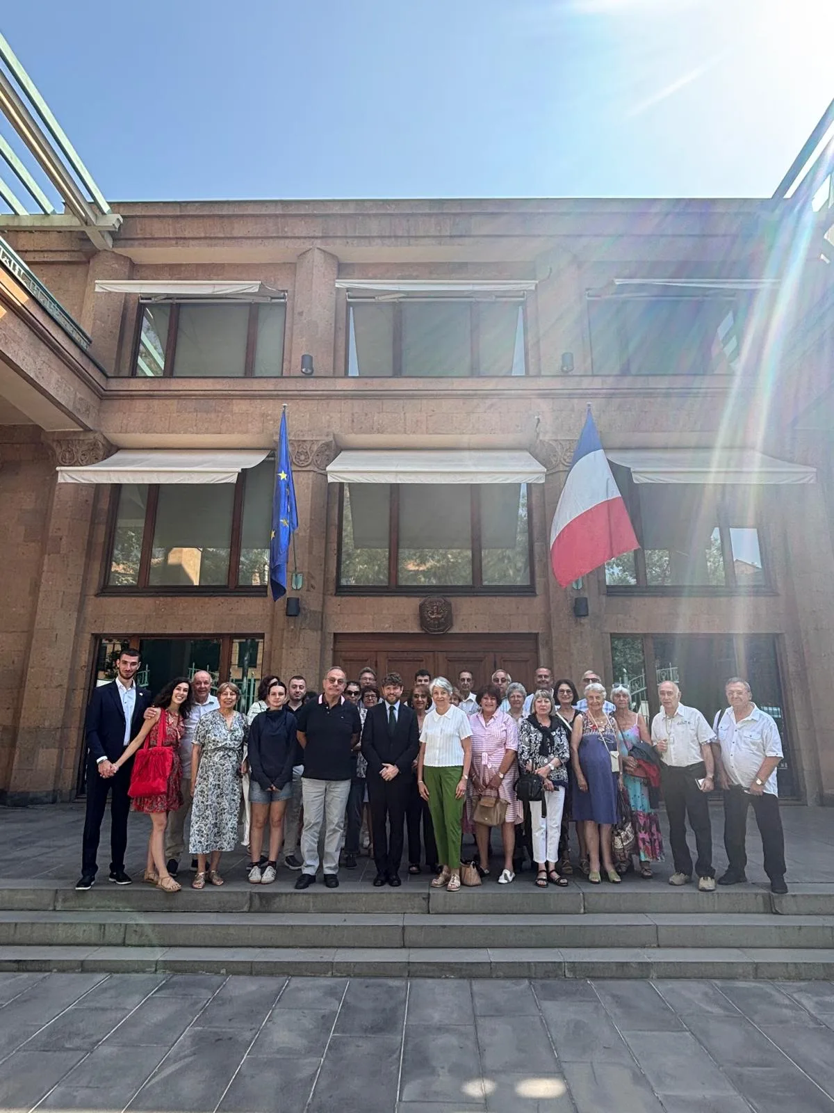 Devant l'Ambassade de France en Arménie