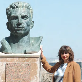 Katia Guiragossian à côté du buste de Missak Manouchian, érigée à Marseille.
Crédit photo : Hovig Hagopian