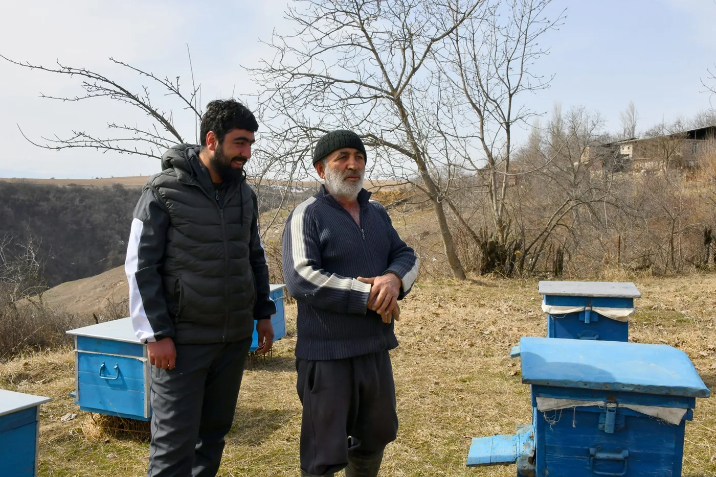 Hayk Alexanian, blessé pendant la guerre des 44 jours, et son père Borik sont bénéficiaires d'une serre et de ruches - Village de Kornidzor - Syunik.