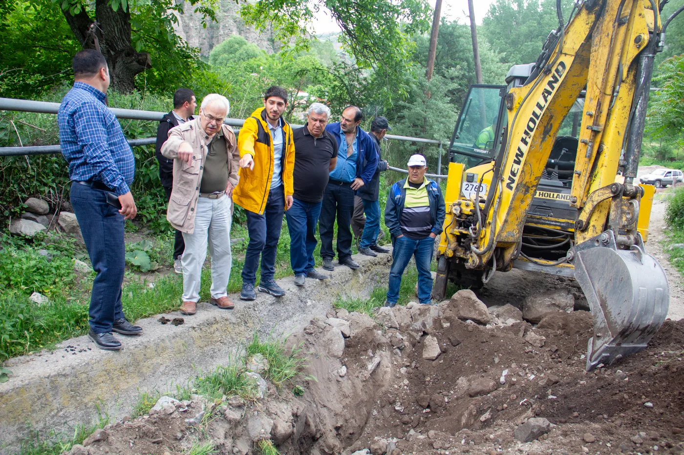 SYUNIK 
Vaghatur
50000 €

DE L’EAU POTABLE POUR VAGHATUR

Le 3 juin, Bédros Terzian, s’est rendu à Vaghatur, petit village d’altitude, situé dans le Syunik à la frontière azerbaïdjanaise. Il a pu constater l’avancée des travaux d’adduction en eau assurés par le Fonds Arménien de France (voir Courrier 118). Le projet, d’un coût de 50K€, cofinancés par la Métropole Aix-Marseille-Provence, l’Agence de l’eau Rhône Méditerranée Corse (40K€) et par le Fonds Arménien de France (10K€), permettra d’alimenter en eau potable pure tous les foyers d’ici 1 mois.