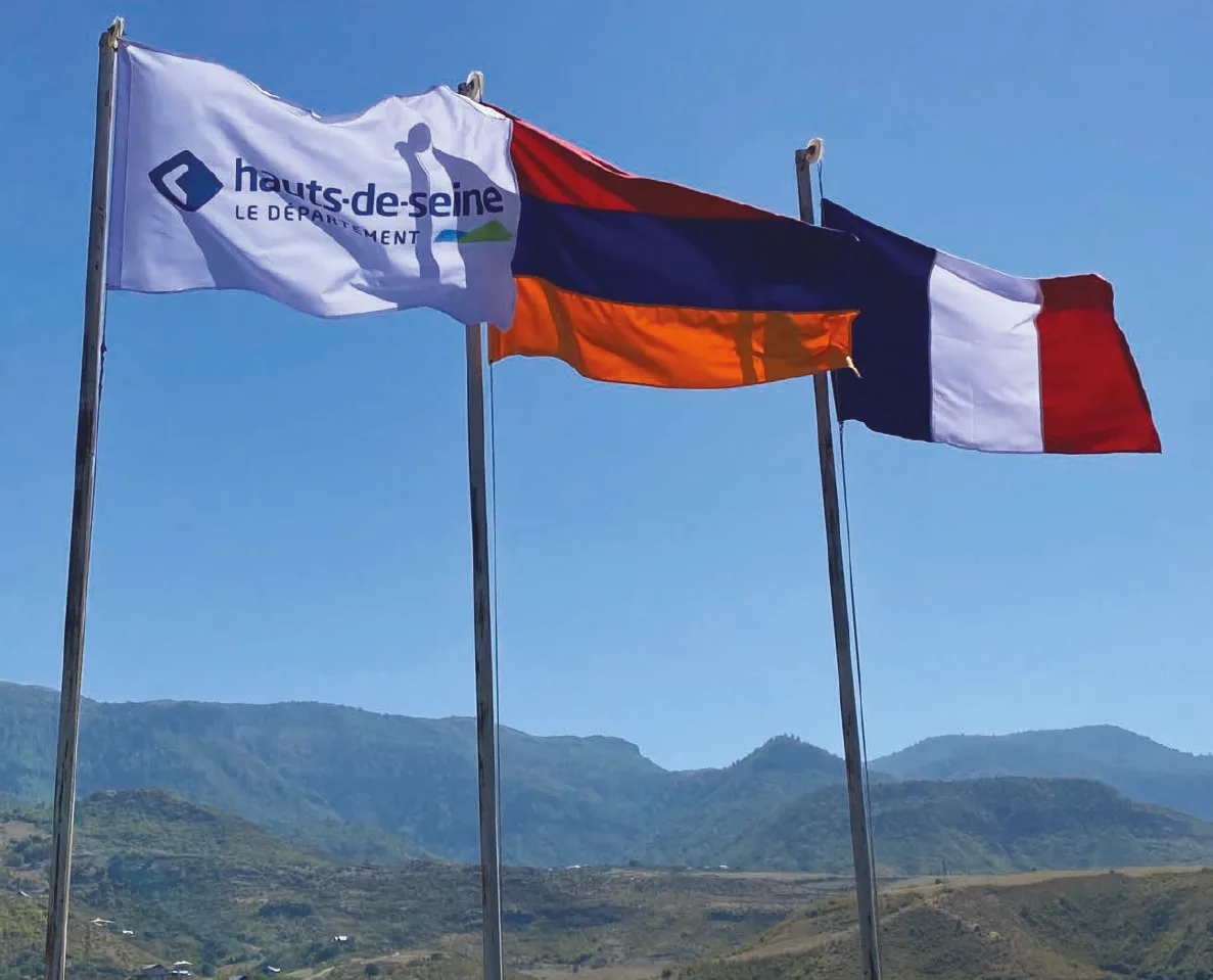Les trois drapeaux flottent à l’entrée de la ferme de Lusadzor dans le Tavush.